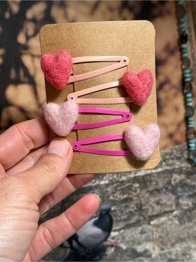 NWOT Girls Snap clip with hearts set of 4 Pinks